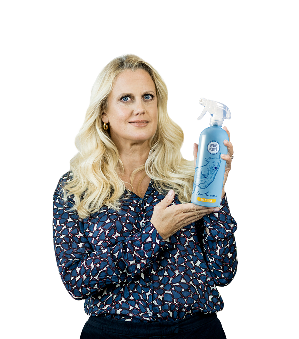 Barbara Schöneberger hält eine Blaue Helden Flasche
